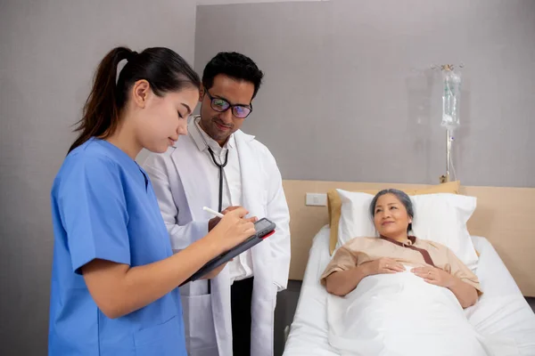 Uzman Doktor Hemşire Hastanedeki Tıbbi Hasta Olan Yaşlı Hastalara Tabletteki — Stok fotoğraf