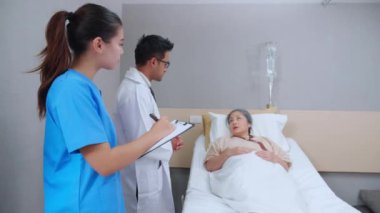 Uzman doktor ve hemşire hastanedeki yaşlı hastayı, sağlık ve sağlık hizmetlerini, hastalıkları, yaşlıları ve sağlıksızları muayene etmeyi,.