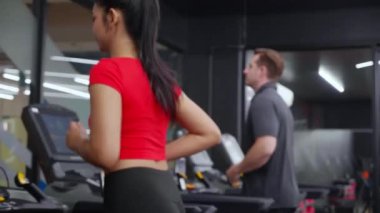 Grup üyeleri spor salonlarında yürüyüş ve egzersiz yaparken spor yaparken, erkek ve kadın kardiyo antrenman, sağlık ve motivasyon, sağlık ve sağlık.