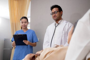 Uzman doktor ve hemşire hastanedeki yaşlı hastayı, sağlık ve sağlık hizmetlerini, hastalıkları, yaşlıları ve sağlıksızları muayene etmeyi,.