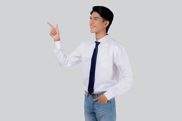 Portrait Jeune Homme Affaires Asiatique Pointant Présentant Isolé Sur Fond — Photo