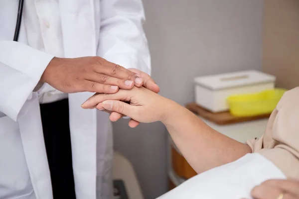 Mãos Perto Médico Homem Incentivar Com Paciente Idoso Hospital Médico — Fotografia de Stock