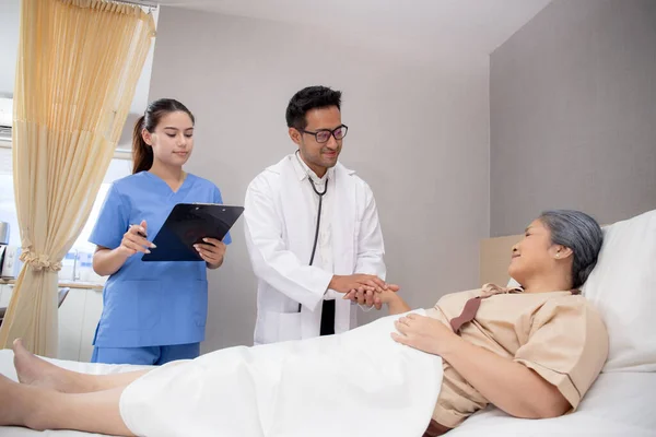 Médico Especialista Homem Enfermeira Incentivar Verificar Com Paciente Idoso Hospital — Fotografia de Stock