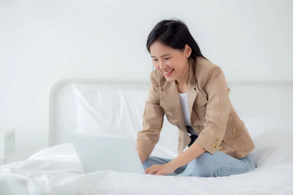 Hermosa Mujer Asiática Joven Sentada Cama Usando Computadora Portátil Que — Foto de Stock