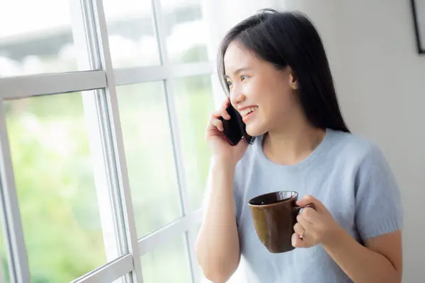 Felicidade Jovem Mulher Asiática Conversando Com Smartphone Sala Estar Casa — Fotografia de Stock