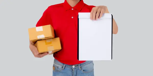 形象年轻的亚洲男子携带盒子 展示空白文件 并展示孤立的白色背景 员工持有包裹 信使和递送 运输和服务 物流和货物 — 图库照片