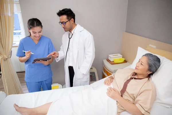 전문의 간호사 병원에 환자에게 설명하고 진찰하고 의사와 관리에 진단을 태블릿에 — 스톡 사진