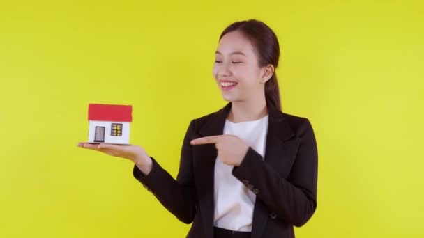 Portret Młodej Azjatyckiej Biznesmenki Trzymającej Dom Kredyt Hipoteczny Lub Kredyt — Wideo stockowe