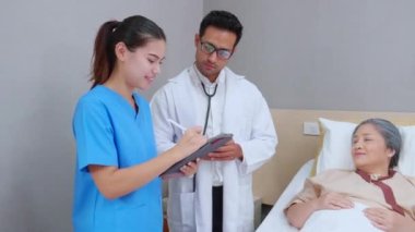 Uzman doktor ve hemşire hastanedeki yaşlı hastayı, sağlık ve sağlık hizmetlerini, hastalıkları, yaşlıları ve sağlıksızları muayene etmeyi,.