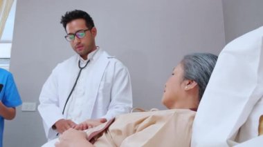 Uzman doktor ve hemşire hastanedeki yaşlı hastayı, sağlık ve sağlık hizmetlerini, hastalıkları, yaşlıları ve sağlıksızları muayene etmeyi,.