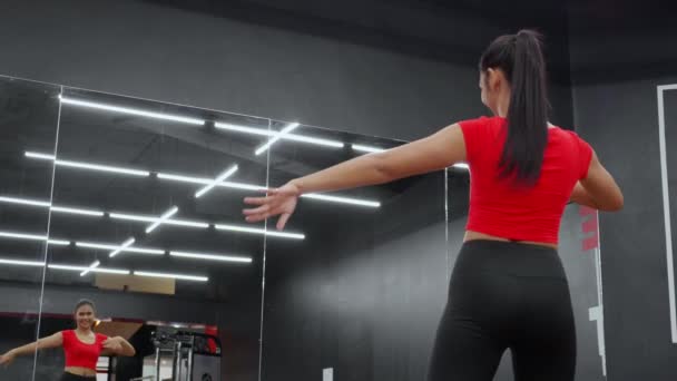 年轻美丽的亚洲女子在健身俱乐部的体操比赛中 在镜子前跳芭蕾舞 进行有氧运动 进行女性训练 并为减肥 健康和护理进行优雅的热身 — 图库视频影像