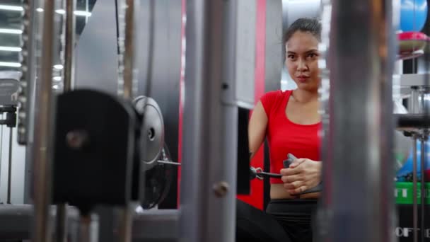 年轻的亚洲女人锻炼 有力量训练 有决心 有健身器械 精力充沛的亚洲女人锻炼 有健身 运动和健康的动力 强壮而灵活 — 图库视频影像
