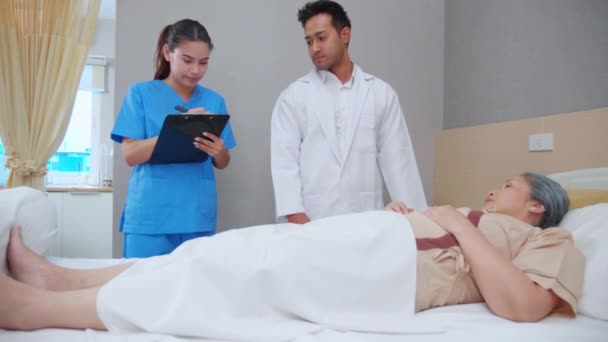 전문적 의사와 간호사 병원에서 환자에게 설명하고 검사하는 의료보고 상태를 검사하는 — 비디오