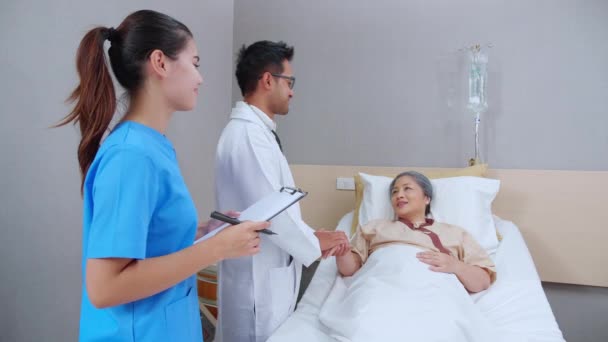 Médico Especialista Enfermero Explicando Comprobando Con Paciente Anciano Hospital Médico — Vídeos de Stock