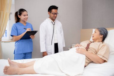 Uzman doktor ve hemşire hastanedeki yaşlı hastayı, sağlık ve sağlık hizmetlerini, hastalıkları, yaşlıları ve sağlıksızları muayene etmeyi,.