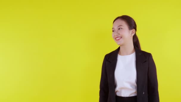 Portret Jonge Aziatische Zakenvrouw Wijzen Presenteren Geïsoleerd Gele Achtergrond Reclame — Stockvideo