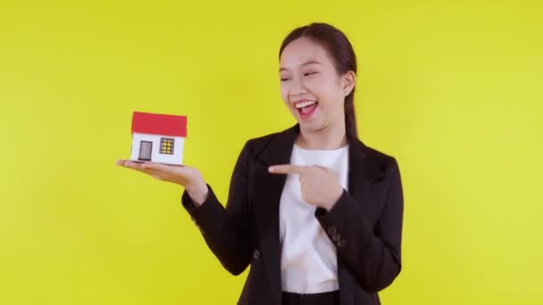 Retrato Joven Mujer Negocios Asiática Sosteniendo Casa Para Hipoteca Préstamo — Vídeos de Stock