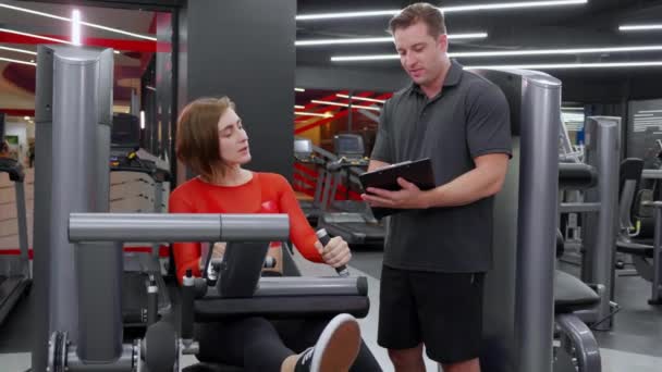 Koçun Yol Gösterme Egzersizi Bacak Kasları Ekipman Makinesi Spor Salonunda — Stok video
