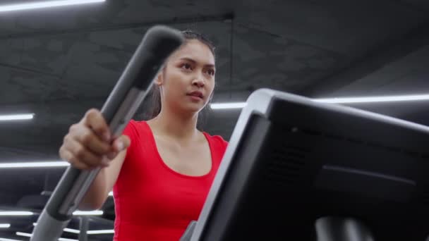 Πορτρέτο Νεαρή Ασιάτισσα Γυναίκα Πόδια Στο Διάδρομο Στο Γυμναστήριο Άσκηση — Αρχείο Βίντεο