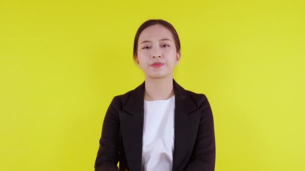 形象年轻的亚洲女商人因黄色背景 表情和情绪而不快乐 女商人因恼怒 女性压力和抑郁 — 图库视频影像