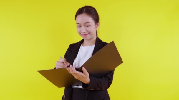 Portrait Junge Asiatische Geschäftsfrau Hält Mappe Und Schreibt Aktendokument Mit — Stockvideo