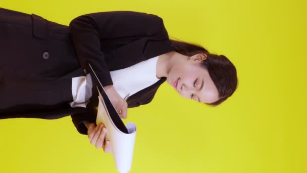 Portré Fiatal Ázsiai Üzletasszony Hold Writing Note Clipboard Isolated Yellow — Stock videók
