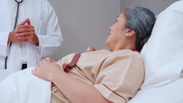 Dokter Spesialis Menjelaskan Dan Memeriksa Pasien Lanjut Usia Rumah Sakit — Stok Video
