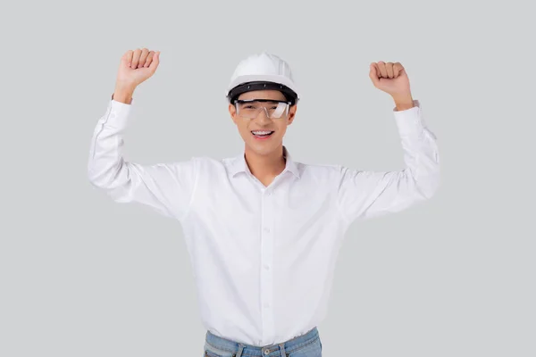 Portret Jonge Aziatische Ingenieur Man Met Helm Opgewonden Geïsoleerde Witte — Stockfoto
