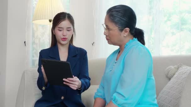 エージェント保険の生命または健康またはアドバイザーの若いアジアの女性は デジタルタブレットを探す計画 ビジネス 保険のコンセプトの計画を説明し 提示する — ストック動画