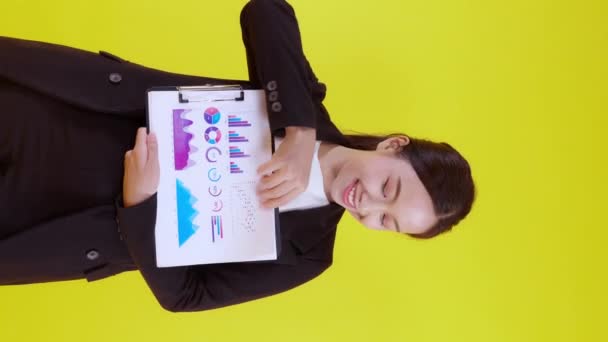 Retrato Joven Mujer Negocios Asiática Mostrando Gráfico Beneficio Marketing Aislado — Vídeos de Stock