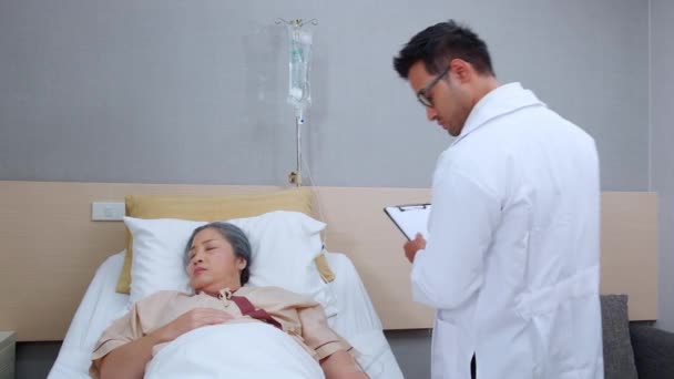 Dokter Asia Memeriksa Garam Dan Memeriksa Pasien Lanjut Usia Saat — Stok Video