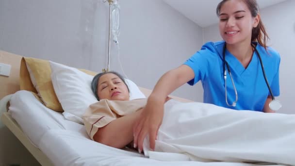 Cuidador Cuidado Paciente Idoso Enquanto Cobrir Cobertor Cama Enfermaria Hospital — Vídeo de Stock