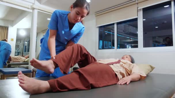 Sjuksköterska Sjukgymnastik Med Äldre Patienter Medan Stretch Ben Sjukhus Senior — Stockvideo