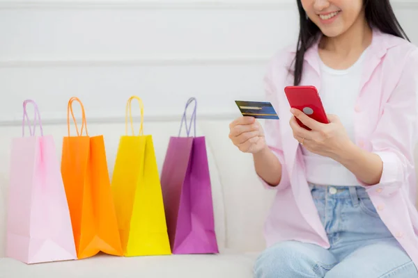 Молодая Азиатская Женщина Сидит Диване Используя Смартфон Покупки Онлайн Кредитной — стоковое фото