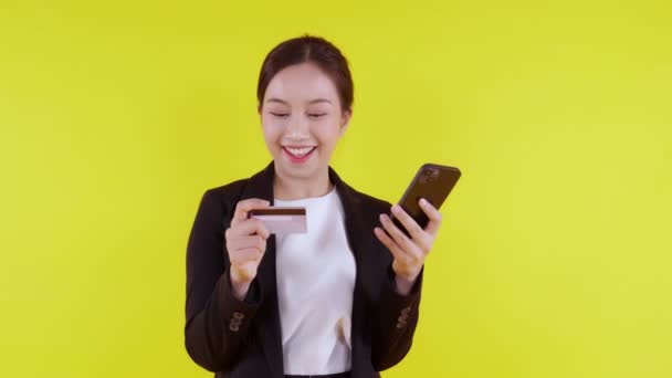 Портрет Молодої Азіатської Бізнес Леді Тримає Кредитну Картку Дивиться Смартфон — стокове відео