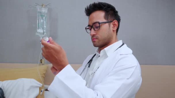 形象年轻的亚洲医生在医院房间里持有注射器针胰岛素 医疗及保险概念 — 图库视频影像