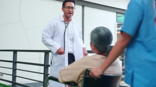 Pečovatelka Asijské Ženy Lékař Péče Senioři Sedí Invalidním Vozíku Utěšuje — Stock video