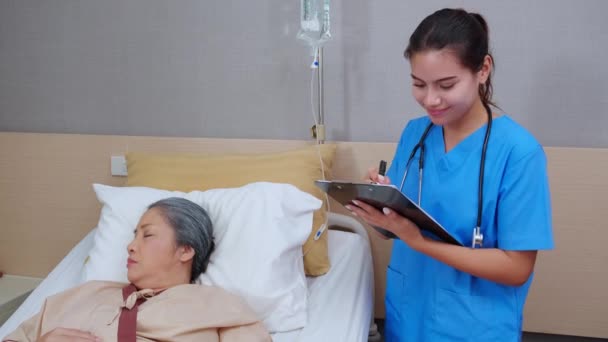 Asiatique Infirmière Vérifier Saline Vérifier Patient Âgé Tout Dormant Sur — Video