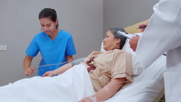 Ärztliche Untersuchung Und Diagnostik Während Der Blutdruckmessung Bei Älteren Patienten — Stockvideo