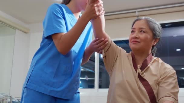 Krankenschwester Physiotherapie Mit Älteren Patienten Während Dehnung Der Hände Krankenhaus — Stockvideo