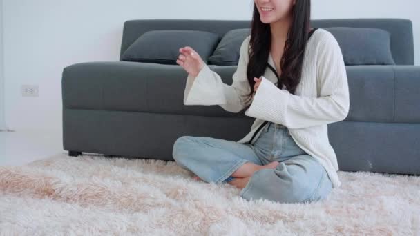 아시아 의젊은 여자는 거실에서 사랑으로 긴장을 위하여 가지고 장난을 친구들은 — 비디오