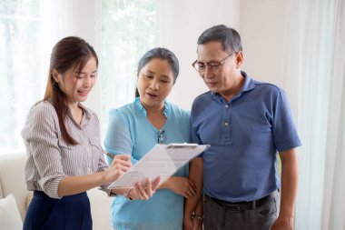 Mutlu çift yeni bir ev ararken Ajan Gayrimenkul açıklama ve ziyaret, emlakçı kira konut, bankacılık ve ipotek memurları, iş ve sigorta kavramı hakkında müşteri konuşuyor.