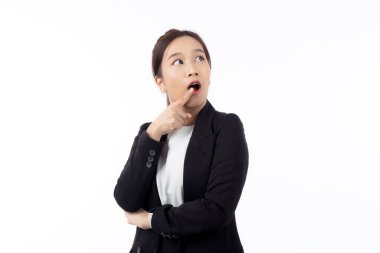 Genç Asyalı iş kadını portresi beyaz arka planda izole edilmiş, reklamcılık ve pazarlama, yönetici ve menajer, iş kadını kendini ifade eden bir şey gösteriyor..