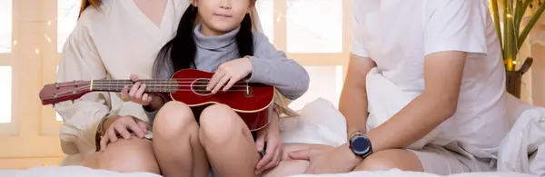 Happy Asijské Rodina Otec Matka Sedí Vyučování Hrát Ukulele Kytara — Stock fotografie