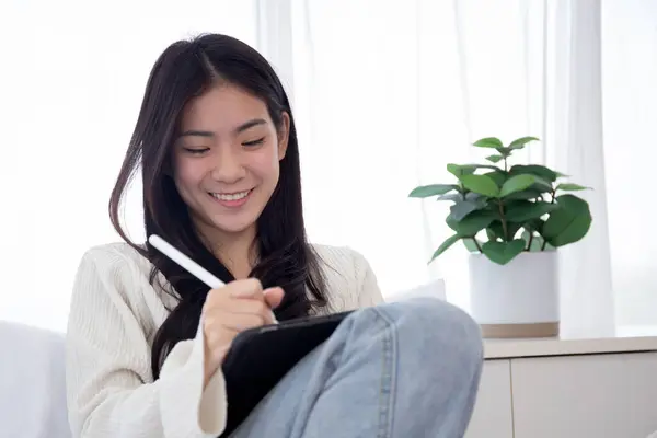 Bonita Jovem Atraente Mulher Asiática Relaxamento Usando Tablet Computador Quarto Imagem De Stock