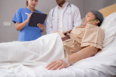 Uzman doktor ve hemşire, hastanedeki, tıbbi ve hasta olan yaşlı hastalara, tabletteki tıbbi ve sağlık hizmetlerine, hastalıklara, yaşlılara ve sağlıksızlığa ilişkin teşhislere,.