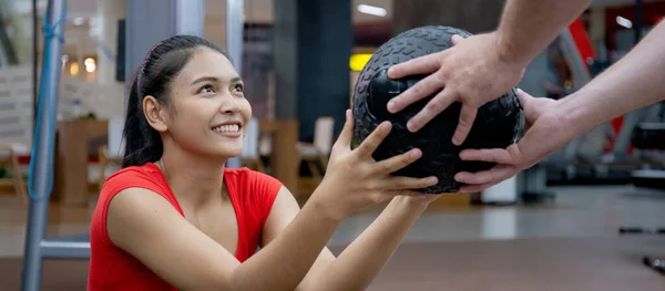 Genç Asyalı Kadın Beyaz Erkek Antrenör Spor Salonunda Kas Gücü — Stok fotoğraf