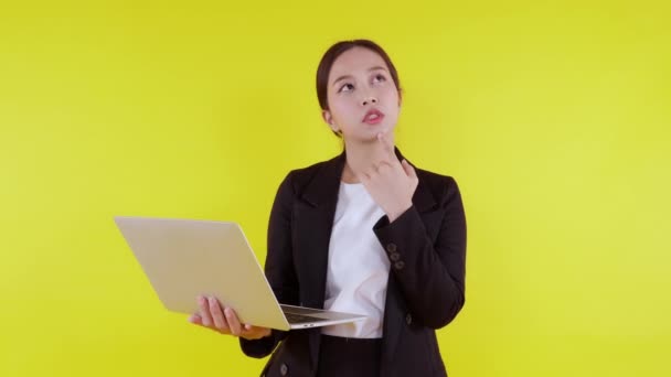 Portrait Jeune Femme Affaires Asiatique Aide Ordinateur Portable Penser Idée — Video