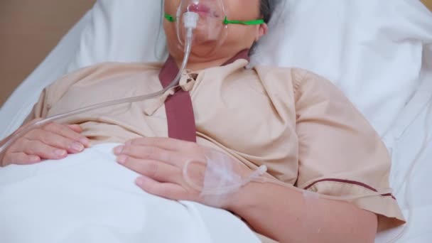 Krank Oder Bewusstlos Schlafende Ältere Patienten Sauerstoffmaske Auf Dem Krankenhausbett — Stockvideo