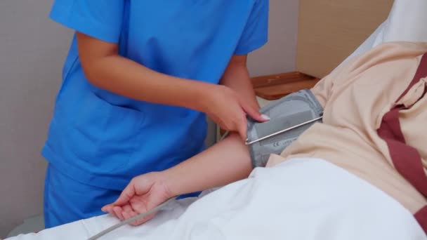 Hastane Koğuşundaki Yaşlılarla Kan Basıncını Ölçen Hemşire Kontrolü Teşhis Hastalığı — Stok video